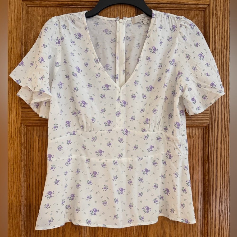 LOFT WHITE & LAVENDER FLORAL PATTERN FLUTTER SLEEVE PEPLUM STYLE TOP BLOUSE SZ 4